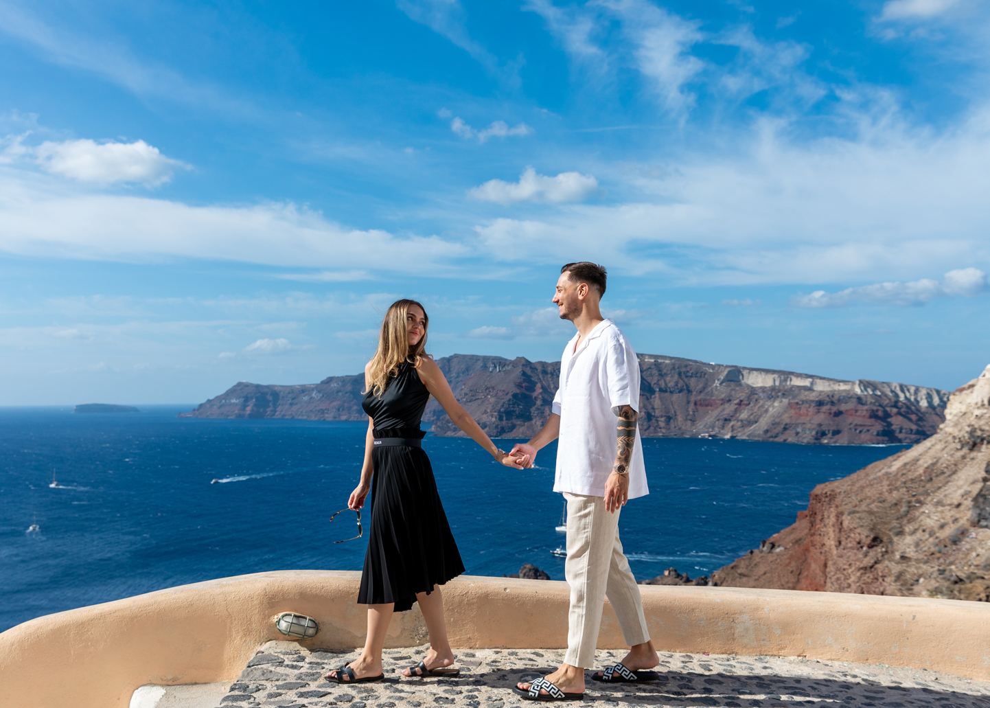 Santorini Couple Photography In the caldera of Oia