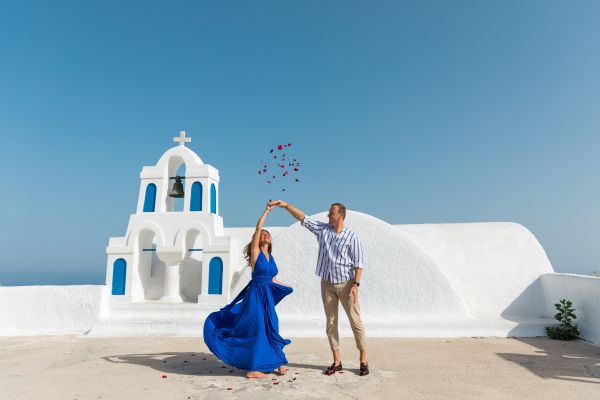 Couple Photographer in Oia Santorini